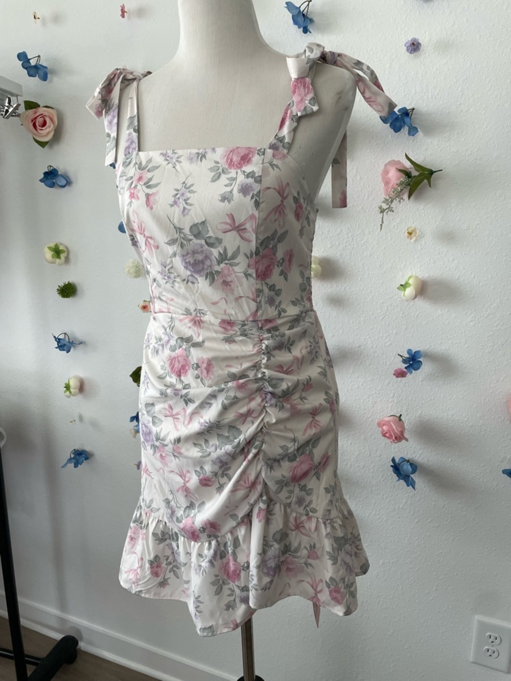 💛 Floral Tie-Shoulder Ruched Mini Dress - White/Pink - Picture 4 of 10